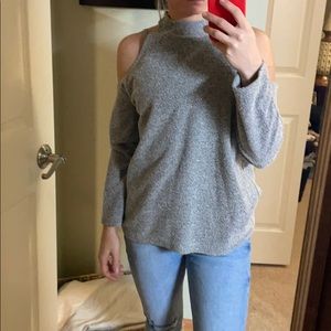 LAST HOURS OR WILL BE DONATED!

Reformation turtle neck with slit shoulders